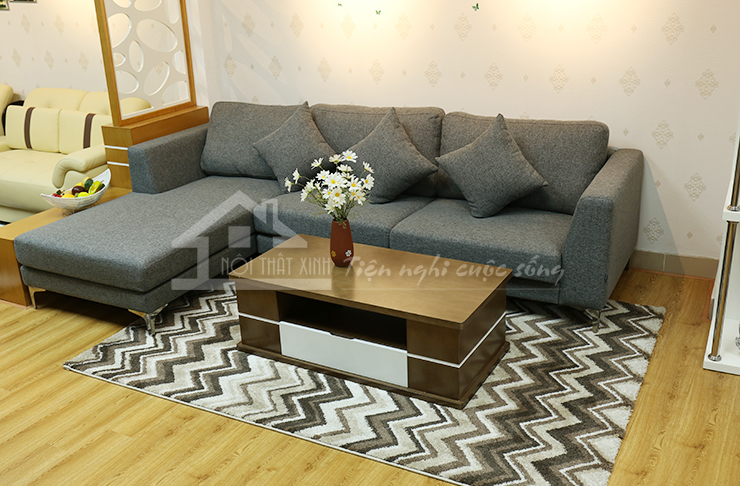 Kết hợp hài hòa giữa màu sắc ghế sofa với thảm trải sàn nhà giúp không gian nổi bật hơn