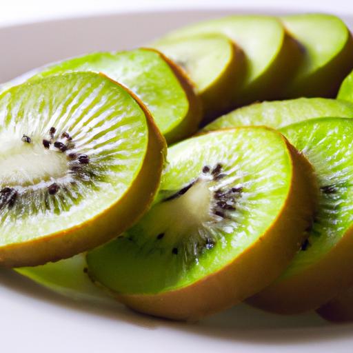 Góc chụp gần của những miếng kiwi được cắt lát trên đĩa trắng