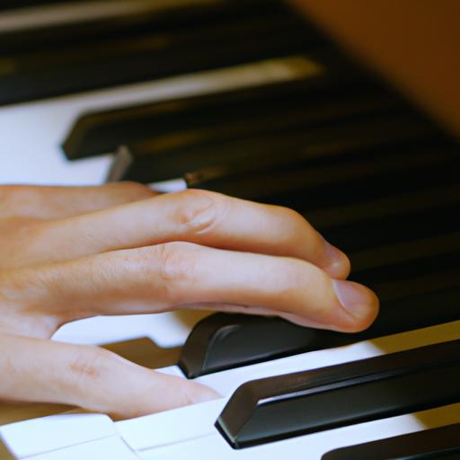 Gần cận về bàn tay khi chơi đàn piano