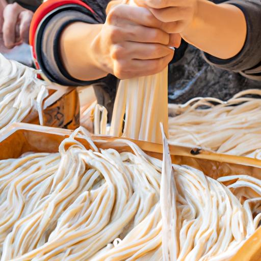 Nặn và kéo sợi mì tay trong quá trình chế biến mì kéo sợi Trung Quốc