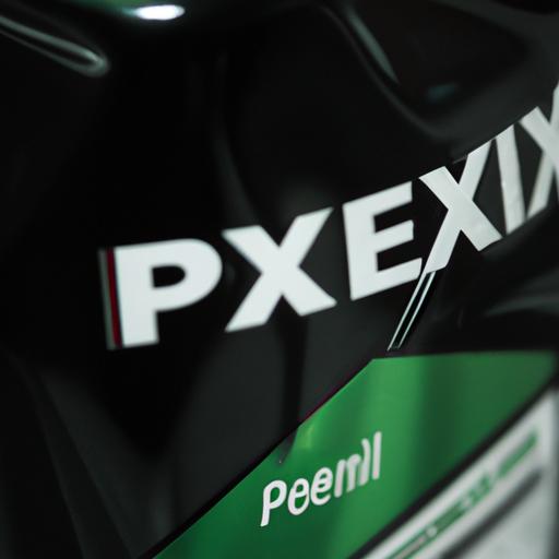 Chụp gần lọ nhớt Petrolimex với logo thương hiệu rõ nét