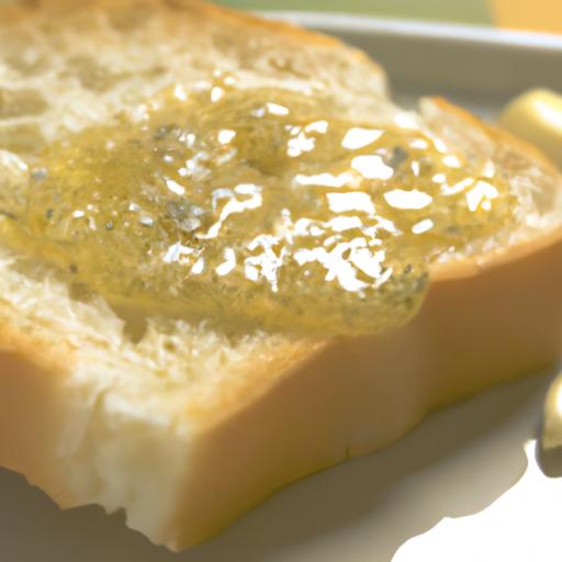 Gần cảnh mật ong tỏi được phết lên miếng bánh mì.