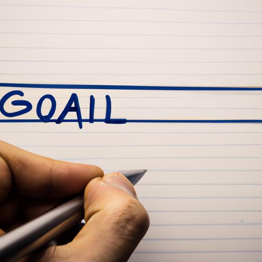 Tay cầm bút viết, ghi lại những mục tiêu của mình trên tờ giấy.