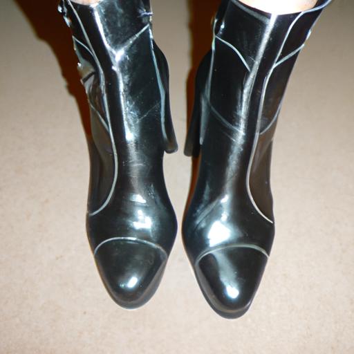 Đôi giày boot da đen mũi nhọn điểm xuyết bằng đinh tán bạc, tạo nên phong cách sang trọng và thanh lịch cho người mang
