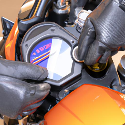 Kiểm tra mức dầu trên xe máy với mũ bảo hiểm và găng tay an toàn