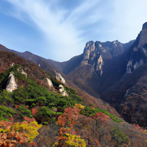 Leo núi tại Công viên Quốc gia Seoraksan với cảnh lá đỏ rực rỡ mùa thu