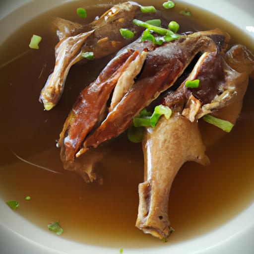 Món súp vịt nóng hổi được phục vụ với rau và gia vị tươi ngon.