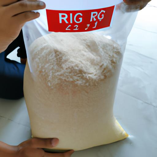 Người đàn ông cầm bao gạo 10kg và kiểm tra nhãn mác sản phẩm