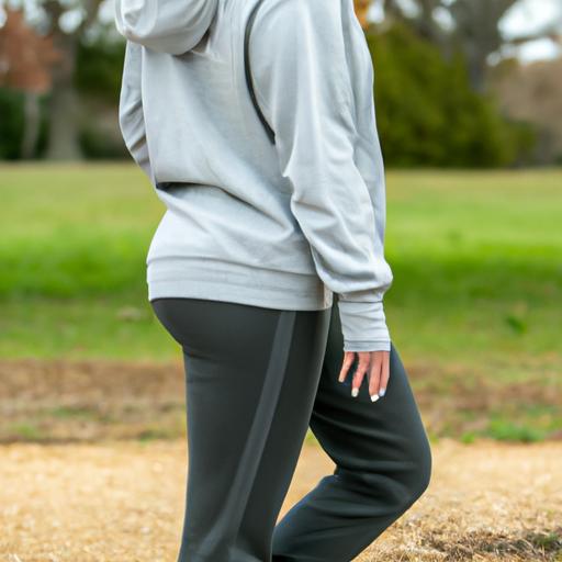 Quần jogger baggy kết hợp áo hoodie xám, tạo phong cách sporty và năng động cho buổi đi dạo