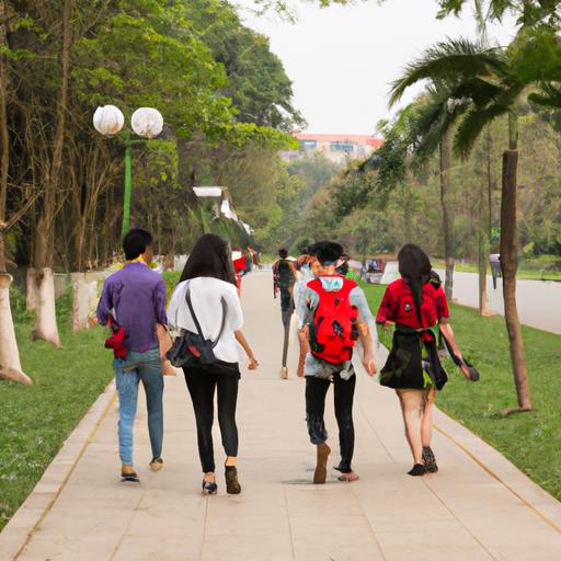 Một nhóm sinh viên đi bộ trên khuôn viên một trường Đại học tại Hà Nội, Việt Nam.