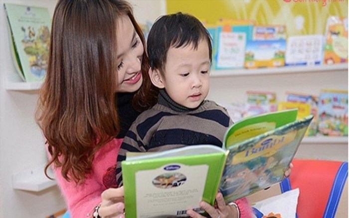 Dành thời gian đọc sách hoặc kể chuyện cho bé nghe là một hoạt động vô cùng quan trọng trong việc phát triển trí tuệ và tăng cường sự gắn kết giữa cha mẹ và con cái. Nó cũng giúp bé rèn luyện kỹ năng ngôn ngữ và khơi dậy niềm đam mê đối với việc đọc sách.