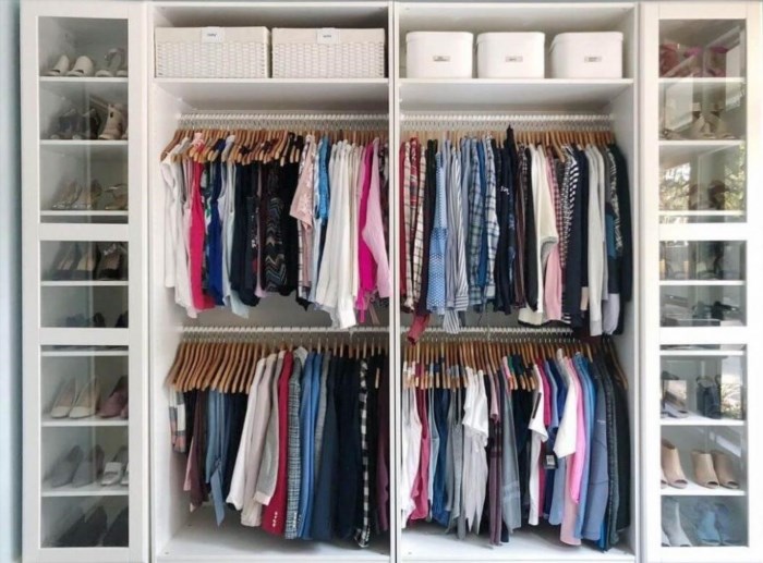 Để sắp xếp quần áo gọn gàng, bạn nên phân chia nhỏ ngăn tủ để tránh tình trạng đồ đạc lộn xộn, giúp tiết kiệm thời gian tìm kiếm và tăng độ bền cho quần áo.