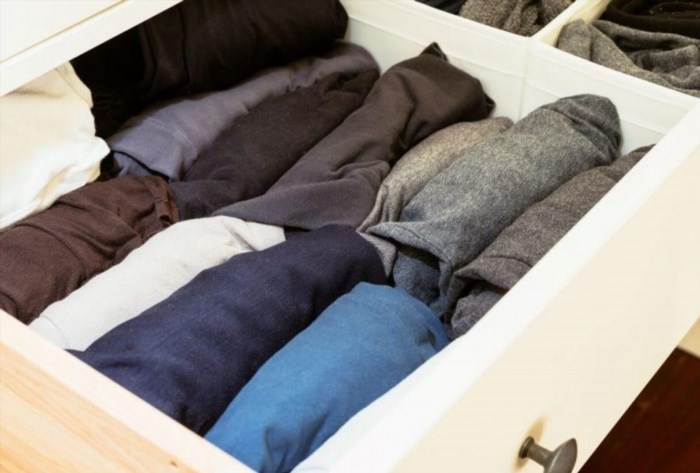 Ngoài việc cất gọn đồ ngủ và đồ lót vào các ngăn kéo, việc sắp xếp chúng theo thứ tự và màu sắc cũng giúp cho không gian tủ quần áo trở nên gọn gàng và dễ dàng tìm kiếm.