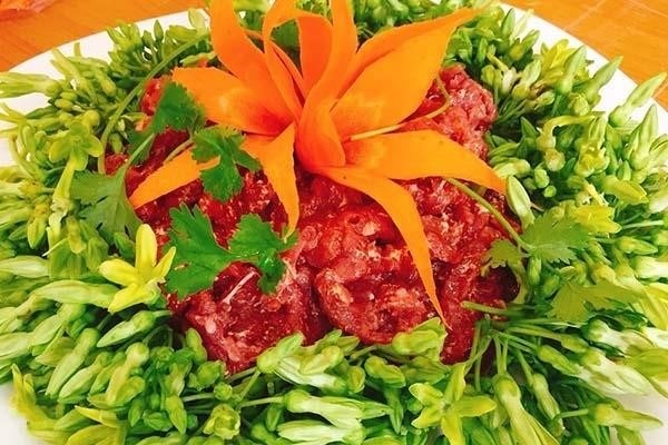 Món bò né là một món ăn truyền thống của người Việt Nam, được chế biến từ thịt bò tươi ngon cắt thành miếng nhỏ và nướng trên bếp than hoa, thường được ăn kèm với rau sống, dưa chuột, bánh tráng và nước chấm chua ngọt đặc trưng.