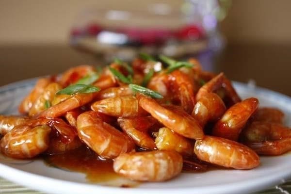 Tôm rang me là món ăn phổ biến trong ẩm thực Việt Nam, được chế biến từ tôm tươi, rang với những hạt me thơm ngon và ớt băm nhỏ, tạo nên hương vị đậm đà và hấp dẫn.
