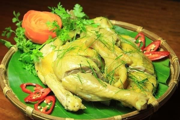 Gà hấp bia là món ăn ngon và đặc trưng của vùng miền Nam Việt Nam, được nấu từ gà tơ và hấp cùng với bia để tăng thêm hương vị thơm ngon và đậm đà.