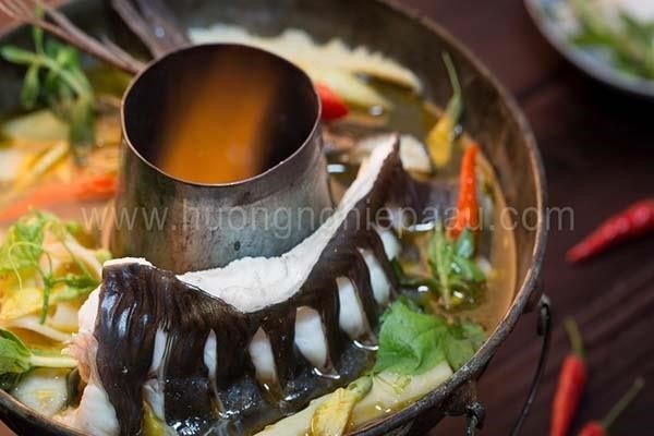 Lẩu cá măng chua là món ăn đặc sản của vùng đồng bằng sông Cửu Long, được làm từ cá tươi và măng chua chua ngọt, tạo nên hương vị đậm đà và thơm ngon đặc trưng.
