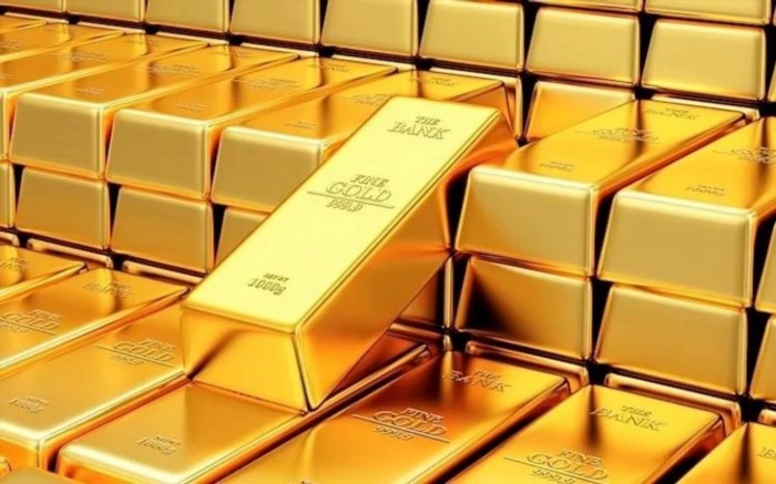 Cách 9 giúp phân biệt vàng thật và vàng giả dựa trên trọng lượng vàng, vì vàng thật có mật độ cao hơn vàng giả, do đó cần ít hơn vàng giả để có cùng trọng lượng.