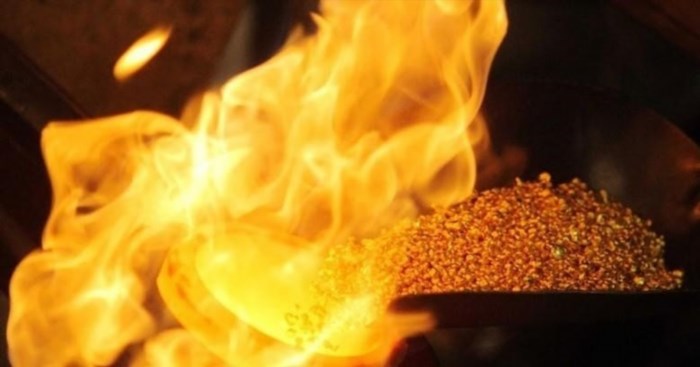 Cách 4: Cách thử vàng thật giả dùng lửa giúp phân biệt được đồ trang sức vàng thật hay giả bằng cách sử dụng lửa, kiểm tra khả năng chịu nhiệt và màu sắc của vàng để đảm bảo chất lượng sản phẩm.