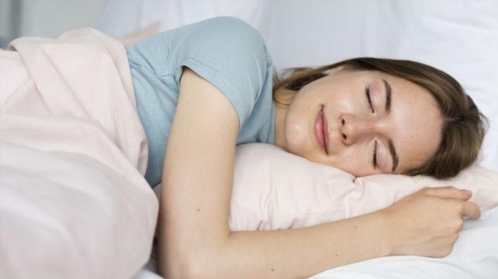 Không nên cố gắng thức khuya đến khi buồn ngủ, bởi việc thiếu ngủ sẽ ảnh hưởng đến sức khỏe và tăng nguy cơ mắc các bệnh liên quan đến tim mạch, huyết áp và tăng cân.