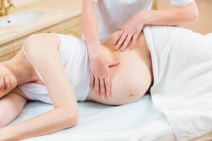 Massage bầu có nhiều lợi ích cho sức khỏe của mẹ và thai nhi như giảm đau đầu, giảm căng thẳng, tăng sự lưu thông máu và oxy cho thai nhi, cải thiện giấc ngủ và giảm tình trạng đau lưng, đau vai gáy trong thời kỳ mang thai.