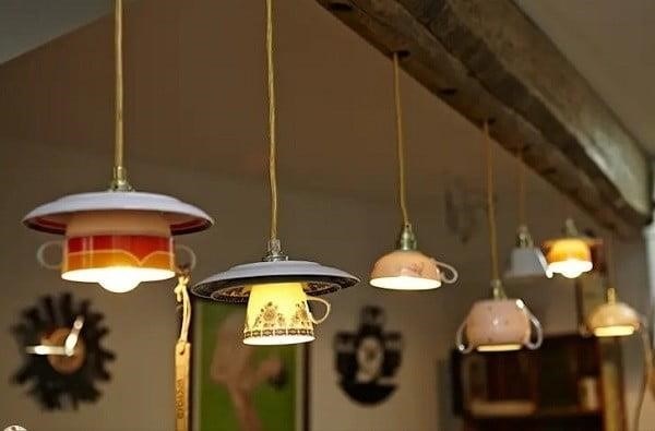 Đèn handmade là một cách trang trí nhà đẹp ấn tượng và độc đáo, được làm thủ công từ các vật liệu như tre, giấy, vải... Mang lại không gian sống ấm áp và đầy phong cách cho ngôi nhà của bạn.