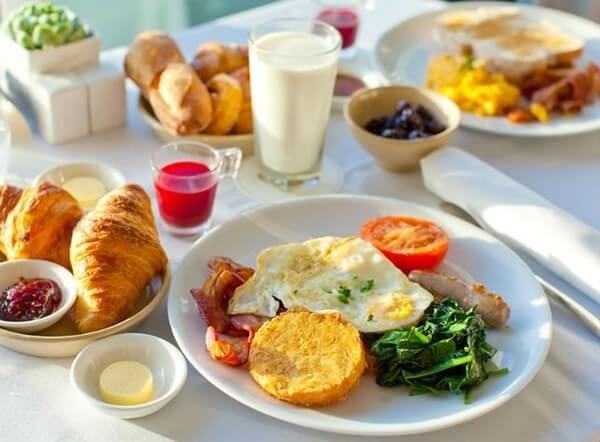 Bữa sáng là bữa ăn quan trọng nhất trong ngày, cung cấp năng lượng và dinh dưỡng để bắt đầu một ngày mới. Nên ăn đủ các loại thực phẩm như trái cây, đồ uống, bánh mì, trứng, sữa hay cơm để đảm bảo cơ thể được cung cấp đủ chất dinh dưỡng và năng lượng.