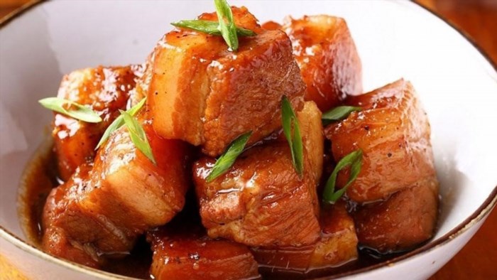 Các món thịt kho ngon, dễ làm như thịt kho tàu, thịt kho trứng, thịt kho tiêu...được nấu từ thịt heo, thịt gà, thịt bò...với gia vị đậm đà, thơm ngon và là món ăn truyền thống của người Việt Nam.