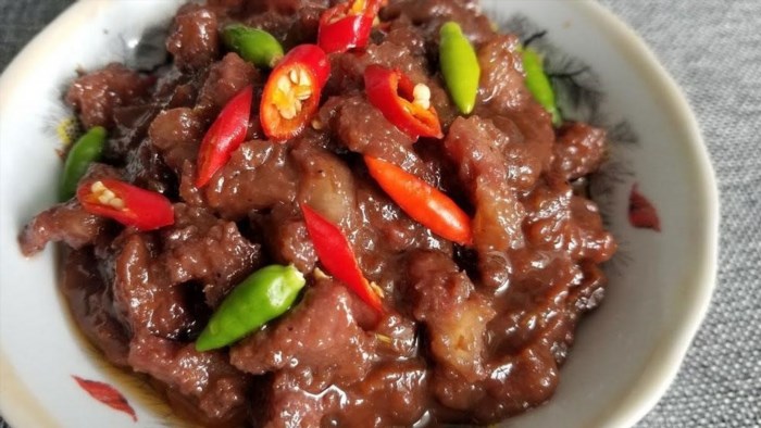 Các món thịt kho ngon, dễ làm như thịt kho tàu, thịt kho trứng, thịt kho tiêu...được nấu từ thịt heo, thịt gà, thịt bò...với gia vị đậm đà, thơm ngon và là món ăn truyền thống của người Việt Nam.