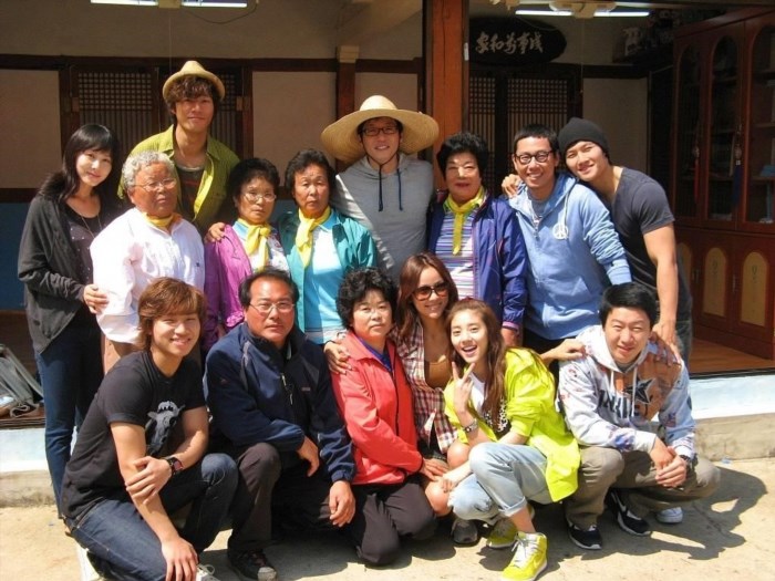 Family Outing (Gia đình dã ngoại) là một trong những chương trình truyền hình thực tế nổi tiếng của Hàn Quốc, nơi các thành viên trong gia đình cùng tham gia vào các hoạt động dã ngoại và trải nghiệm cuộc sống đồng quê, mang đến cho người xem những giây phút thư giãn và gần gũi với tinh thần gia đình.