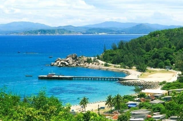 Cù Lao Xanh là một hòn đảo nhỏ nằm trên vùng biển phía Nam đảo Phú Quốc, với bãi biển đẹp và nước biển trong xanh. Đảo còn có rất nhiều rạn san hô và động thực vật hiếm, là điểm đến lý tưởng cho những ai yêu thích khám phá và trải nghiệm thiên nhiên.
