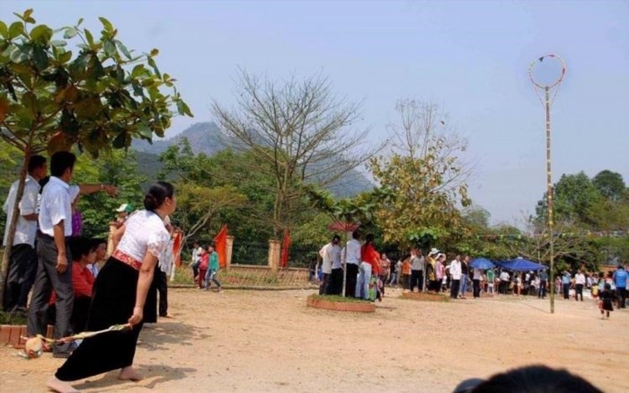 Tung còn (hay còn gọi là Ném còn) là một trò chơi dân gian phổ biến ở các vùng quê Việt Nam, trong đó người chơi sẽ ném một quả còn vào một chỗ trống và cố gắng đánh bật nó ra khỏi chỗ đó để giành chiến thắng.