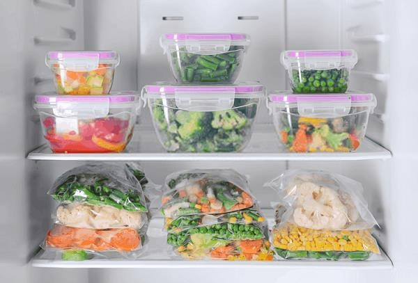 Đóng gói các loại đồ ăn trước khi bảo quản trong tủ lạnh.