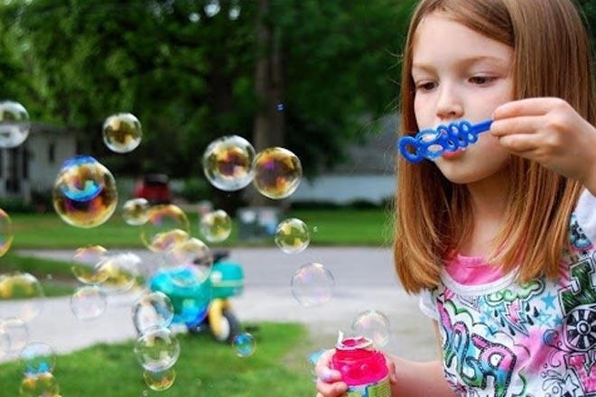 Trò chơi bong bóng xà phòng là một hoạt động được rất nhiều trẻ em yêu thích.