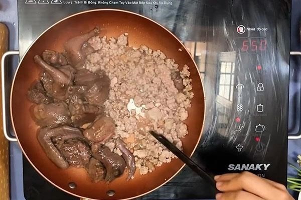 Xào thịt bằm và thịt bồ câu là món ăn truyền thống của Việt Nam, được chế biến từ thịt bò và thịt chim bồ câu, với hương vị đậm đà và thơm ngon.