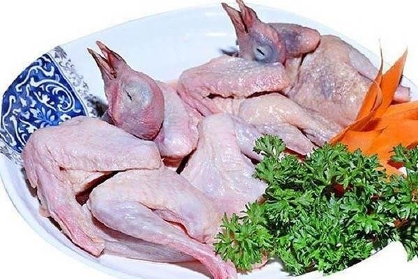 Sơ chế chim bồ câu là quá trình chuẩn bị các bước cắt, rửa và lột da để sử dụng làm thực phẩm, đặc biệt được ưa chuộng trong các món ăn truyền thống và ẩm thực cao cấp.