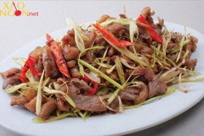 Công thức ướp thịt trâu xào sả ớt là một trong những món ăn truyền thống của người Việt Nam, được chế biến từ thịt trâu tươi ngon và gia vị đặc trưng như sả, ớt, tỏi, hành tây... để tạo ra hương vị đậm đà, hấp dẫn.