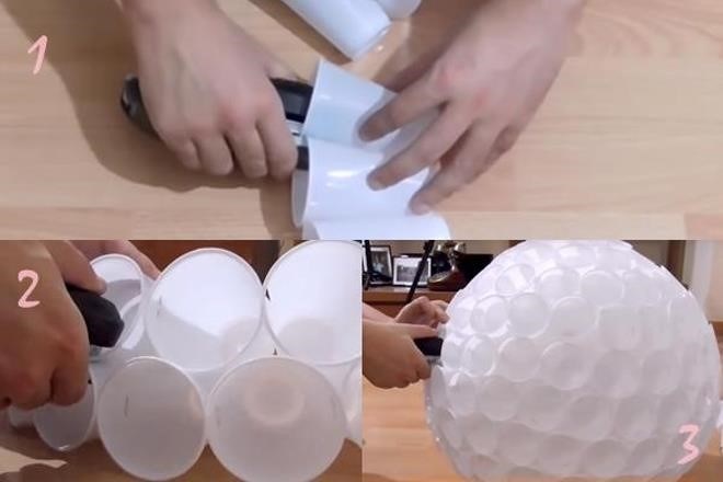 Bạn sử dụng đinh ghim để gắn chặt các cốc nhựa.