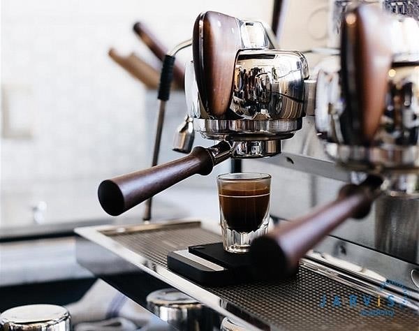 Hướng dẫn pha chế cà phê bằng máy sẽ giúp bạn có thể pha cà phê ngon tuyệt vời như những quán cà phê chuyên nghiệp. Bạn sẽ biết cách lựa chọn hạt cà phê, cài đặt máy pha cà phê và thực hiện pha chế theo đúng quy trình để tạo ra một tách cà phê đậm đà và thơm ngon.