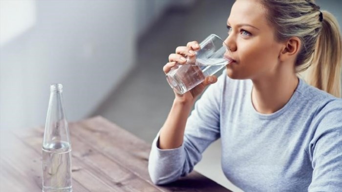 Uống nhiều nước là cách tốt nhất để duy trì sức khỏe và cung cấp đủ lượng nước cần thiết cho cơ thể, giúp giảm nguy cơ mắc các bệnh liên quan đến đường tiểu đường, gan và thận.