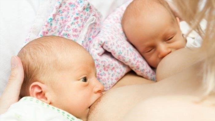 Tư thế cho bé bú song sinh cần được lựa chọn kỹ lưỡng để đảm bảo cả hai bé được bú đủ sữa mẹ một cách thoải mái và hiệu quả, các tư thế như nằm nghiêng, ngồi thẳng hay nằm ngang có thể được áp dụng.
