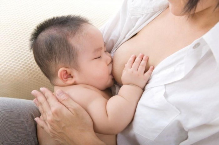 Nhận biết cách ngậm bắt vú đúng là một kỹ năng quan trọng giúp trẻ sơ sinh được bú sữa một cách hiệu quả, đảm bảo đủ dinh dưỡng và phát triển tối đa. Cách ngậm bắt vú đúng bao gồm việc đặt miệng của trẻ vào vú mẹ, đảm bảo vú được bao phủ hoàn toàn và trẻ không hút vào phần núm vú mà chỉ hút vào phần vú chính giữa.