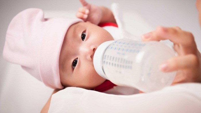 Ngoài việc cho bé bú sữa mẹ thường xuyên, một số mẹo cực hữu ích như uống đủ nước, ăn đủ dinh dưỡng và nghỉ ngơi đầy đủ cũng giúp mẹ cải thiện chất lượng sữa mẹ và nuôi con hiệu quả hơn.