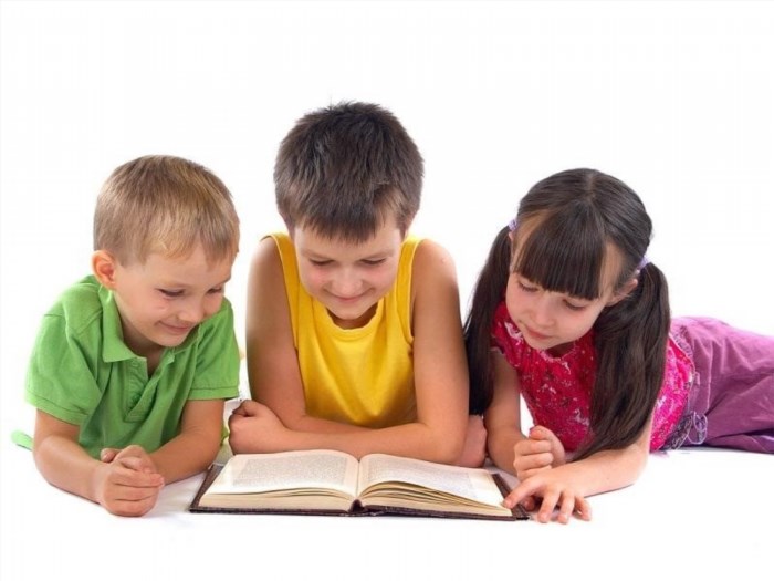 Dạy con biết đọc sách là một trong những nhiệm vụ quan trọng nhất của cha mẹ, giúp trẻ phát triển khả năng ngôn ngữ, tư duy và trí tuệ, cũng như mở rộng kiến thức và tầm nhìn của trẻ.