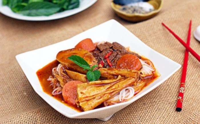 Bò kho chay là món ăn chay phổ biến trong ẩm thực Việt Nam, được làm từ cà rốt, khoai tây, nấm và thịt chay, có mùi vị đậm đà và thơm ngon, thường được ăn kèm với bánh mì hoặc cơm trắng.