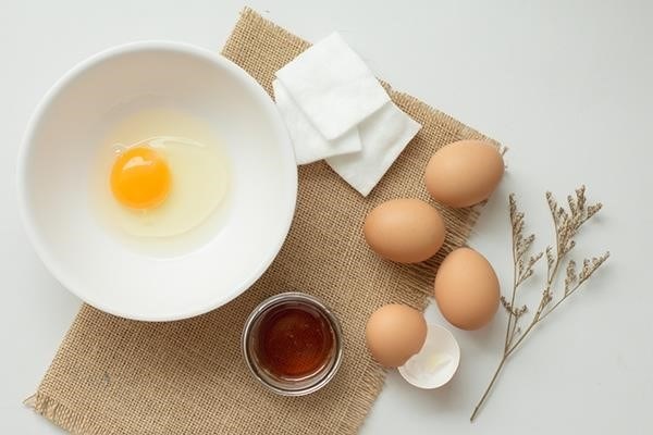 Dưỡng sáng da bằng trứng gà là một phương pháp tự nhiên và hiệu quả để làm sáng mịn làn da, bởi trong trứng gà chứa nhiều protein và vitamin giúp làm mờ vết thâm, cải thiện độ đàn hồi của da và giúp da trở nên tươi sáng hơn.