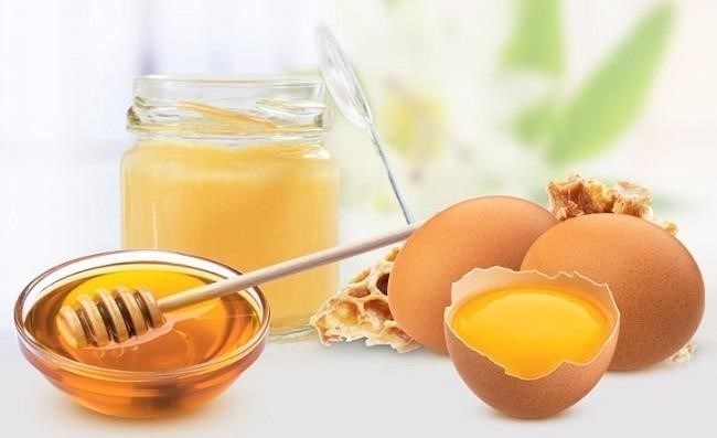 Sữa ong chúa đắp mặt kết hợp với trứng gà và mật ong là một liệu pháp làm đẹp tự nhiên, giúp làm mờ các vết thâm nám và tăng cường độ đàn hồi cho da, được ưa chuộng trong làm đẹp tại nhà.