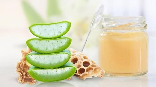 Sữa ong chúa đắp mặt kết hợp với nha đam và mật ong là một liệu pháp chăm sóc da tự nhiên hiệu quả, giúp làm sáng da, cấp ẩm và ngăn ngừa lão hóa.