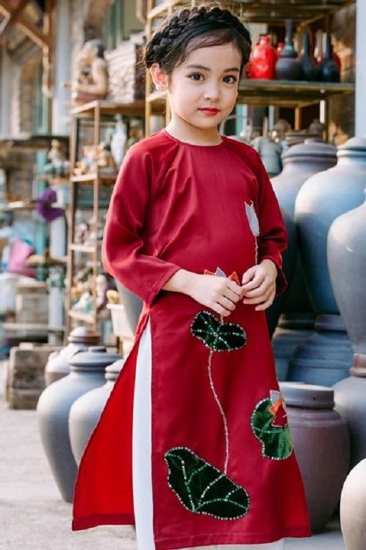 Áo dài cách tân truyền thống là một trong những trang phục đặc trưng của người Việt Nam, được thiết kế mới lấy cảm hứng từ áo dài truyền thống, với sự kết hợp giữa phong cách cổ điển và hiện đại, mang lại vẻ đẹp trang nhã và sang trọng cho người mặc.