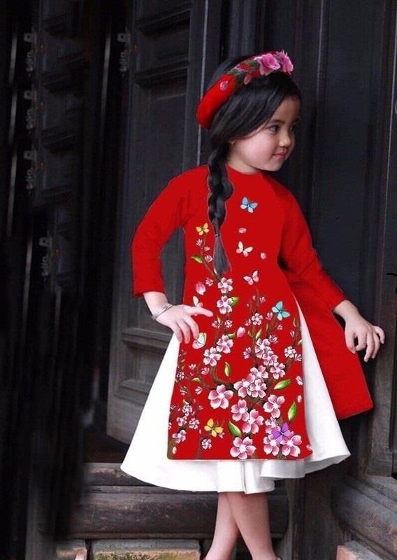 Áo dài cách tân chân váy là một trong những kiểu trang phục truyền thống của Việt Nam, được thiết kế theo phong cách hiện đại, vừa giữ được nét đẹp truyền thống vừa thích hợp cho những hoạt động thường ngày.